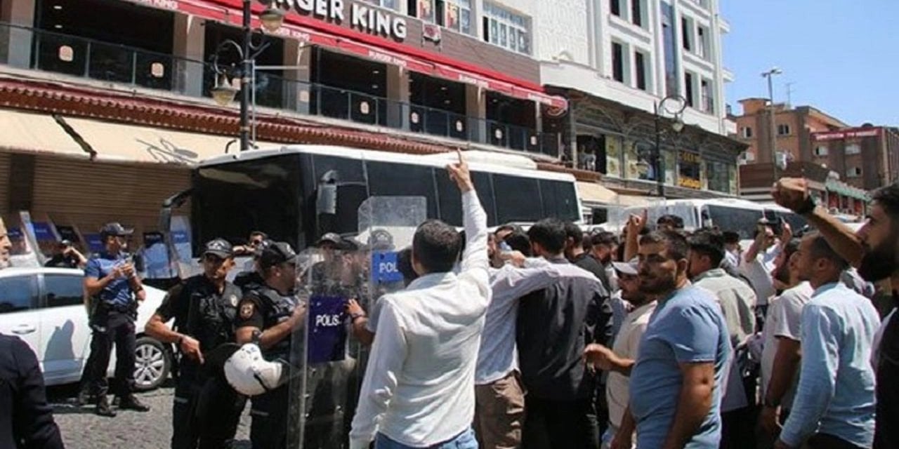 Diyarbakır'da zincir restorana tekbirli saldırı!