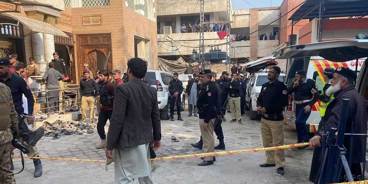 Pakistan'da silahlı saldırı: 2 polis hayatını kaybetti