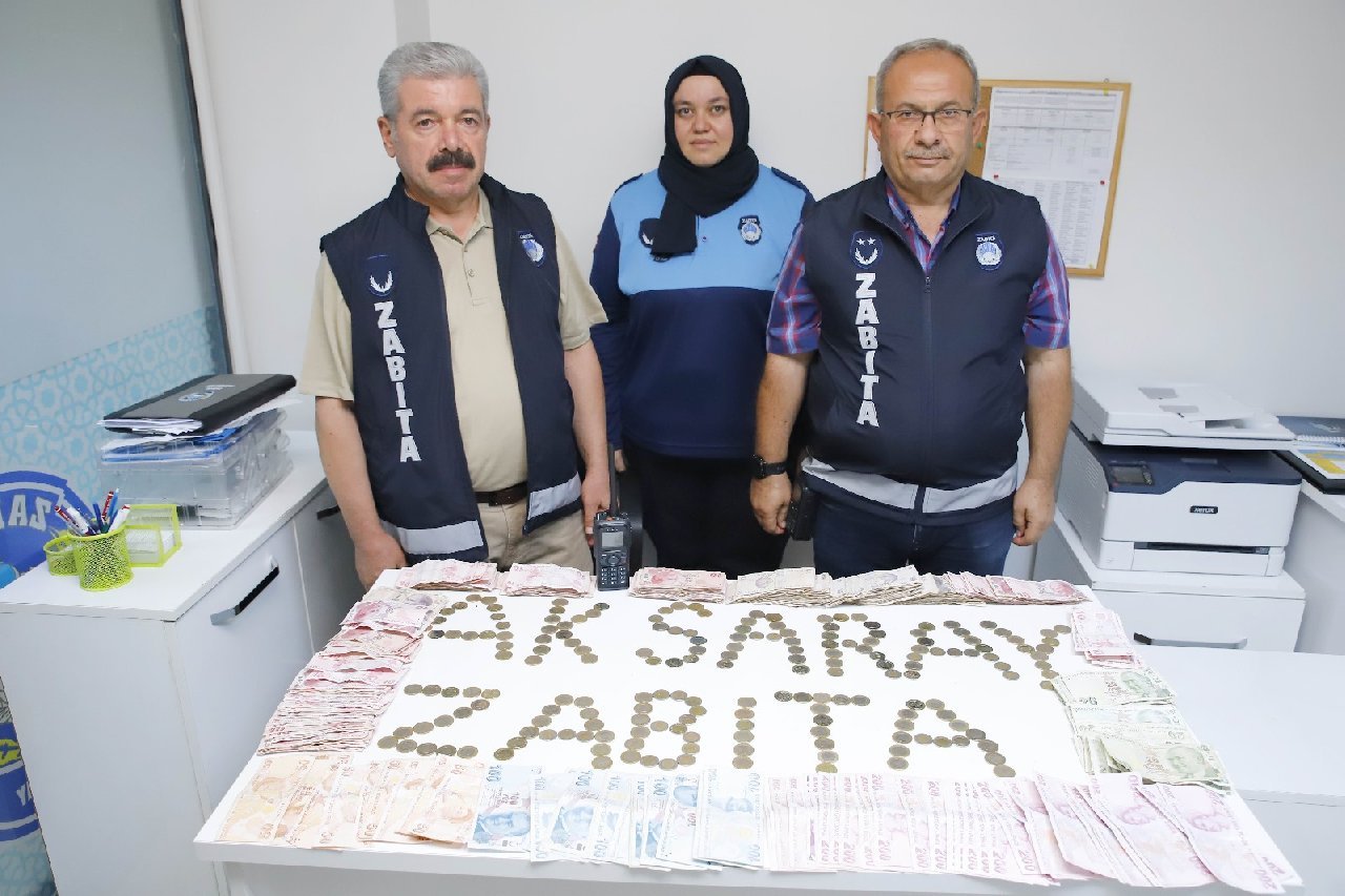 Dilencilik yapıyorlardı: Üzerlerinden 30 bin TL çıktı