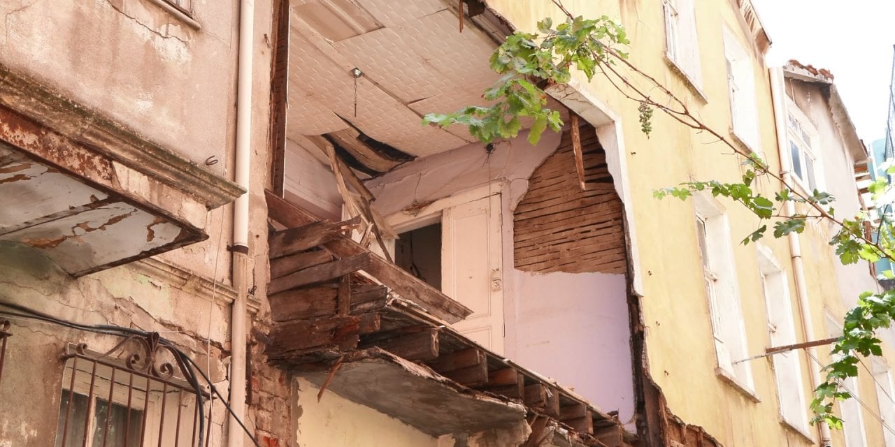 Balat'ta panik anları! Balkon çöktü