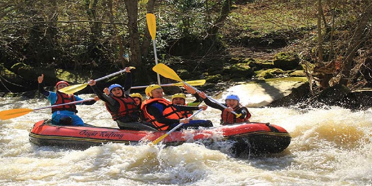 Adrenalin tutkunları Melen Çayı'nda rafting yaptı