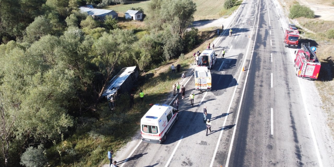 Erzincan'da yolcu otobüsü devrildi: 14 kişi yaralandı