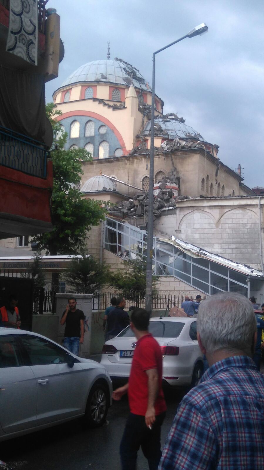İstanbul'daki fırtınada şiddetli rüzgar minareyi evin üzerine yıktı