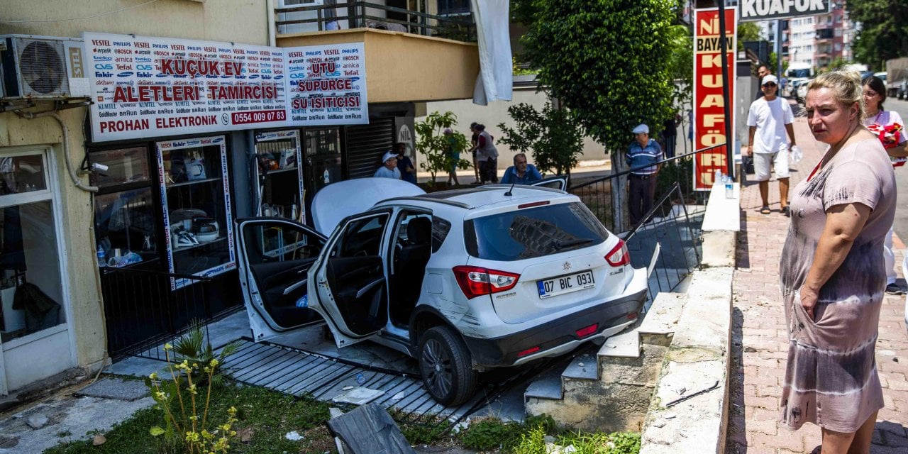 Önce kaza yaptı sonra sitenin bahçesine uçtu: 2 kişi yaralandı!