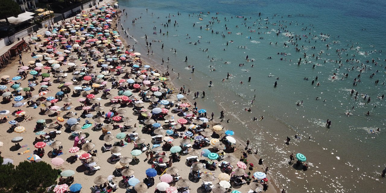 Plajda şemsiye koyacak yer kalmadı! Akdeniz’in pabucu dama atılıyor