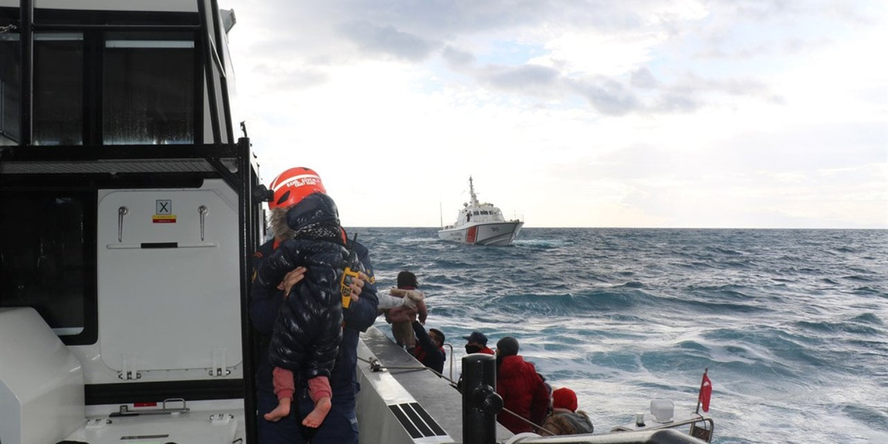 İzmir açıklarında mülteci botu battı: Kurtarma çalışmaları sürüyor