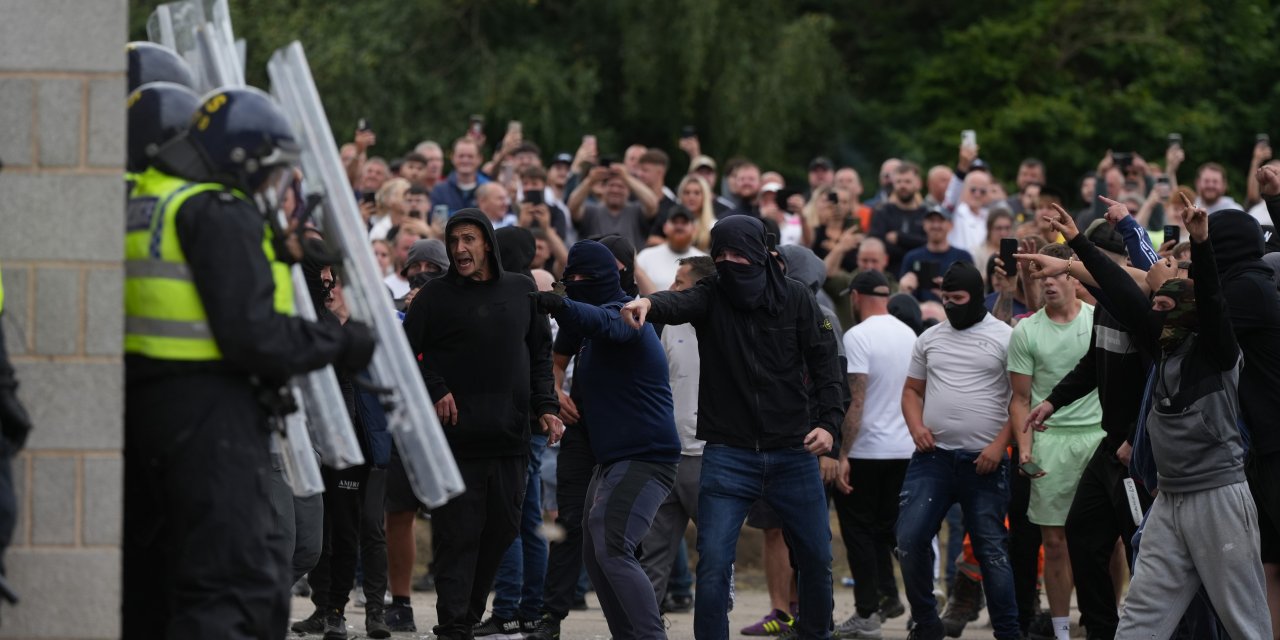 Güney Yorkshire bölgesindeki Rotherham'da ırkçılık karşıtı protesto düzenlendi