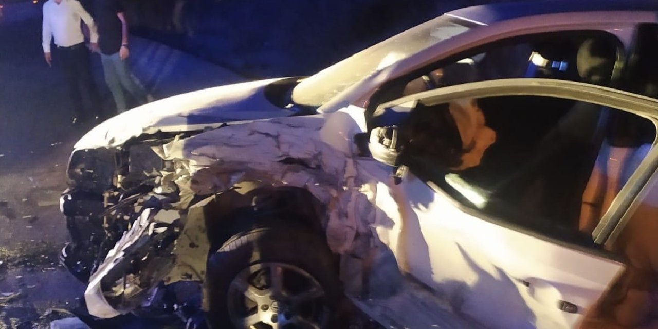 Mardin'de otomobiller birbirine girdi! Yaralılar var