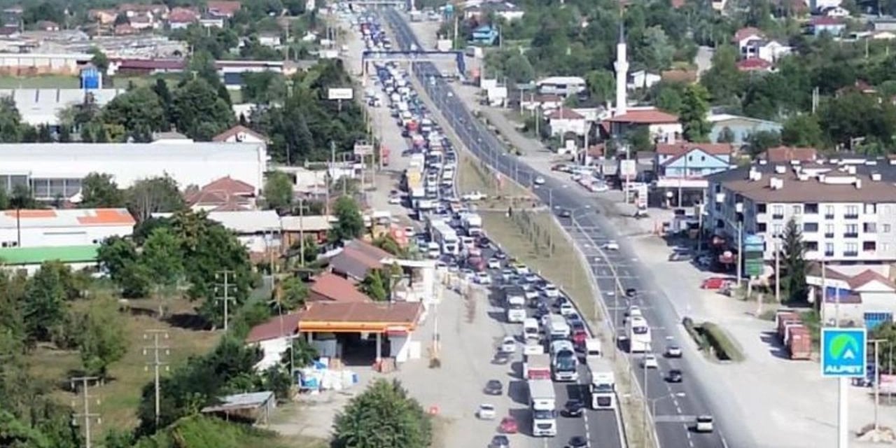 Valilik talimatıyla kapatılmıştı! On binlerce araç kuyruk oluşturdu