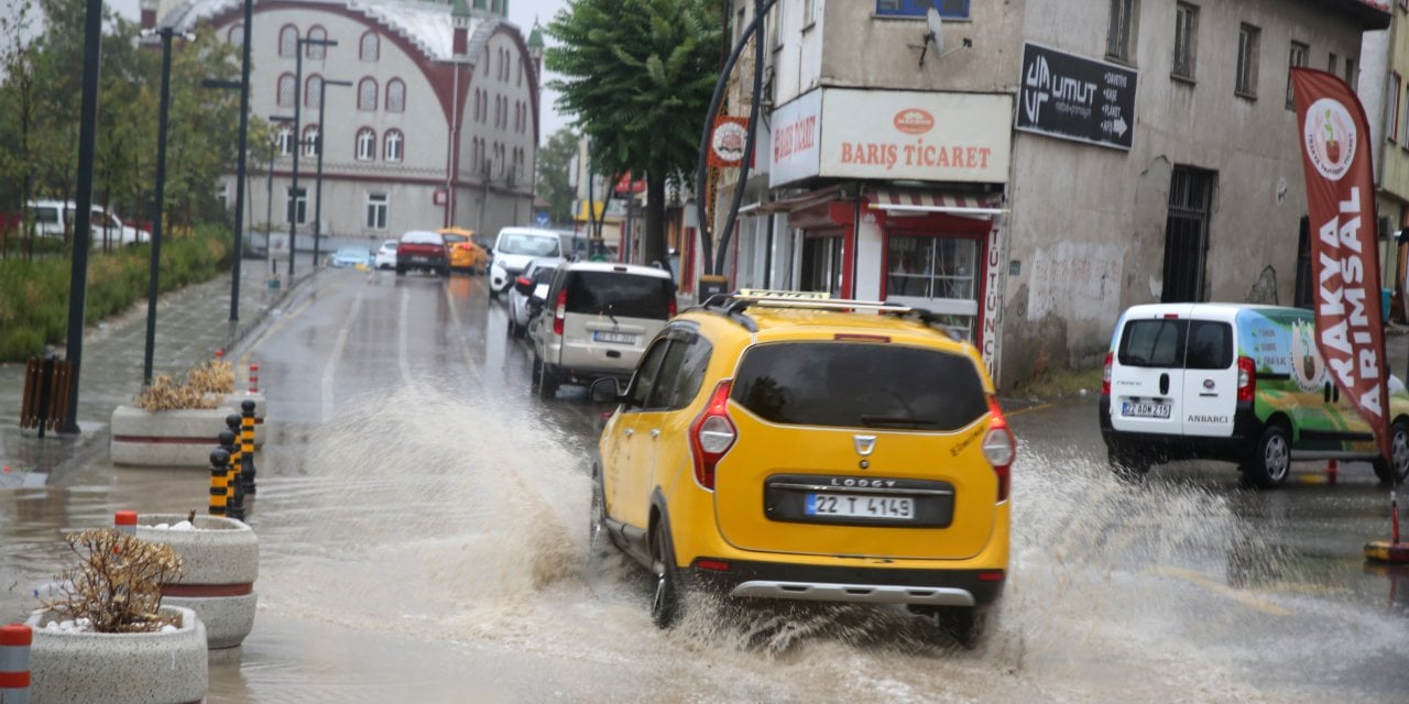 Edirne’de sağanak yağış sonrası trafik kazaları meydana geldi