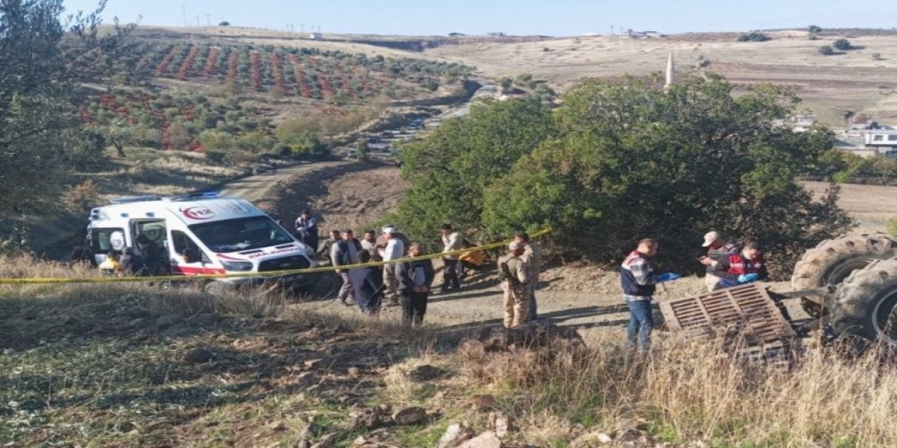 Traktör devrildi: Ebeveynler öldü, çocukları yaralı