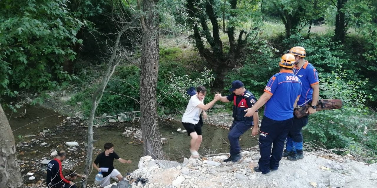 Balık keyfi kabusa dönüştü: Üç genç dere yatağında mahsur kaldı