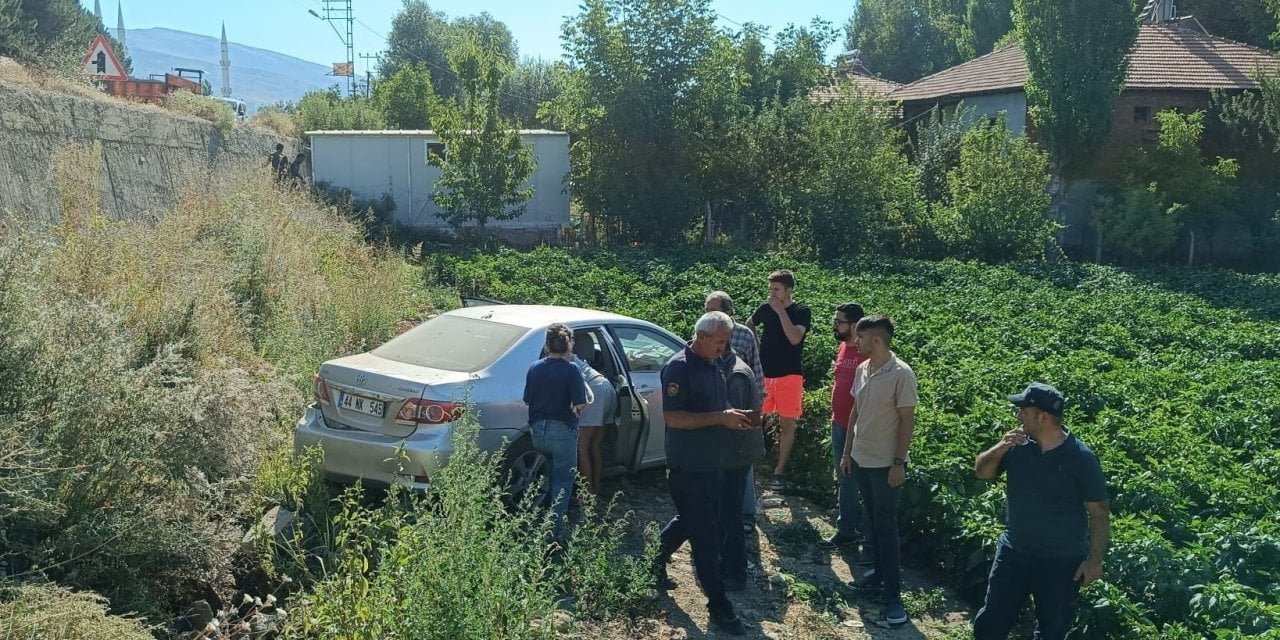 Kontrolden çıkan otomobil bahçeye uçtu: İçinde kim varsa yaralı!