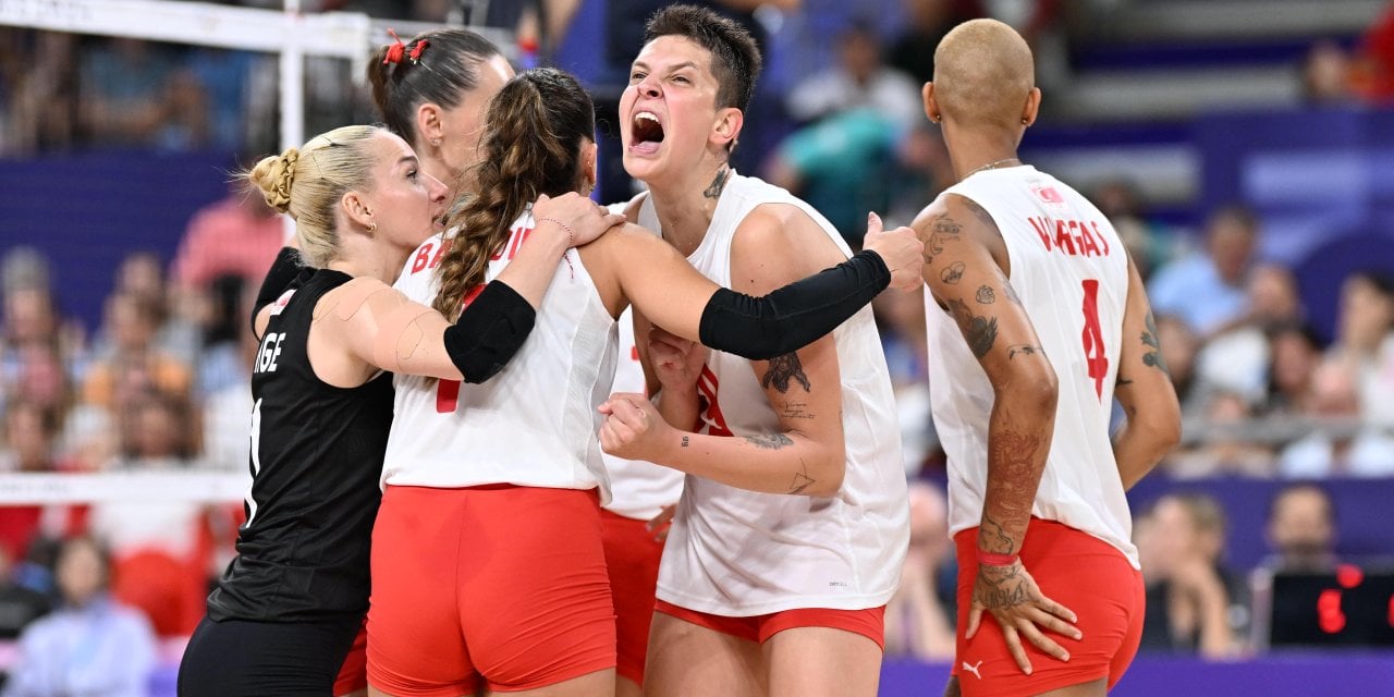 Türkiye-İtalya voleybol maçı saat kaçta? Filenin Sultanları yarı final hangi kanalda?