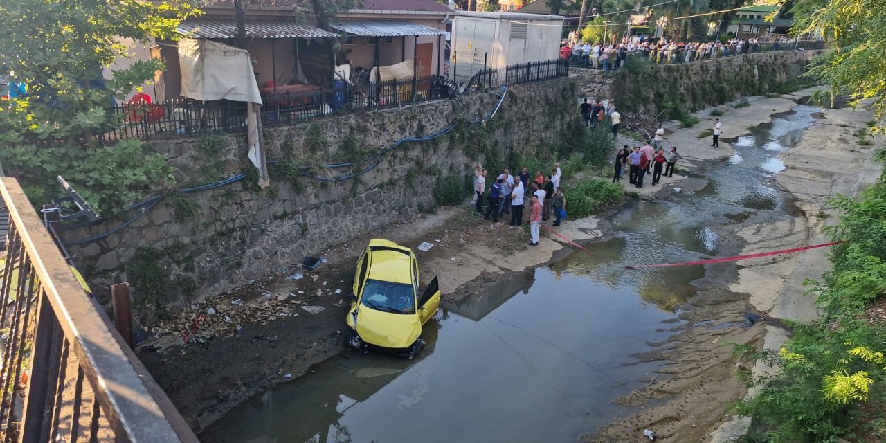 Kamyonun çarptığı taksi yayalara çarptı: 1 ölü 5 yaralı