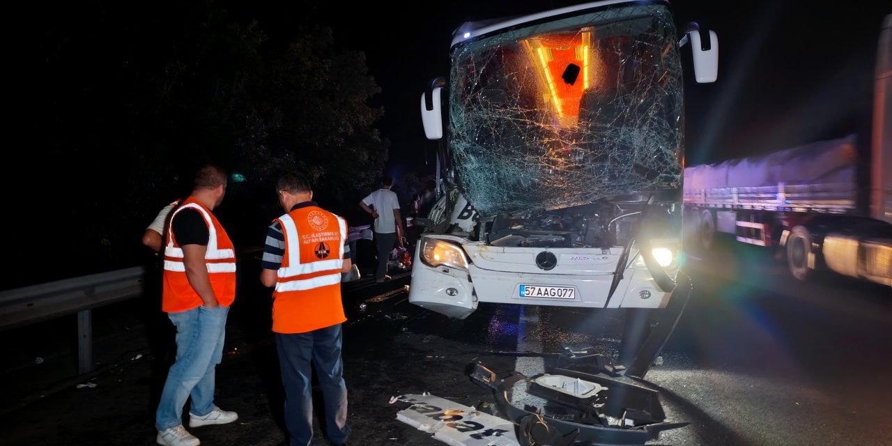 Yolcu otobüsü, TIR'la çarptıştı: 25 yaralı!