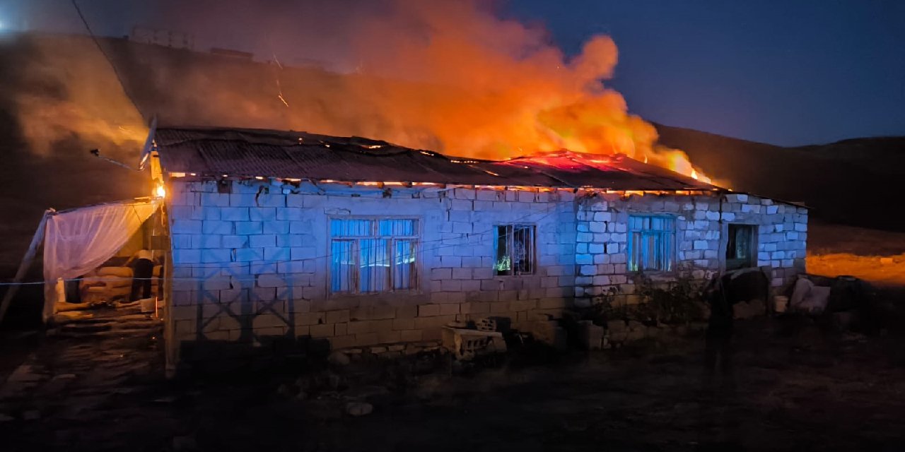 Tek katlı ev cayır cayır yandı