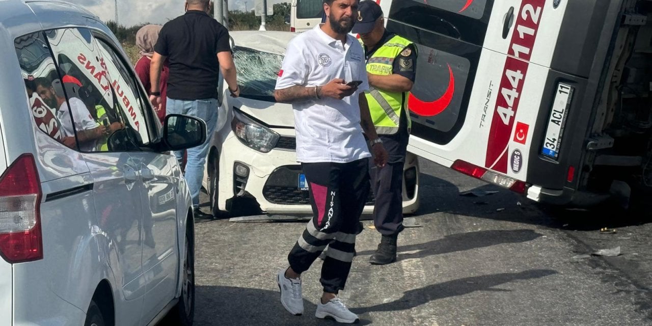 Arnavutköy'de can pazarı: Ambulansla otomobil çarpıştı!