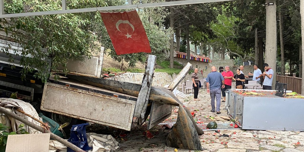 Freni boşaldı kamyonetin içinde ölümden döndü!