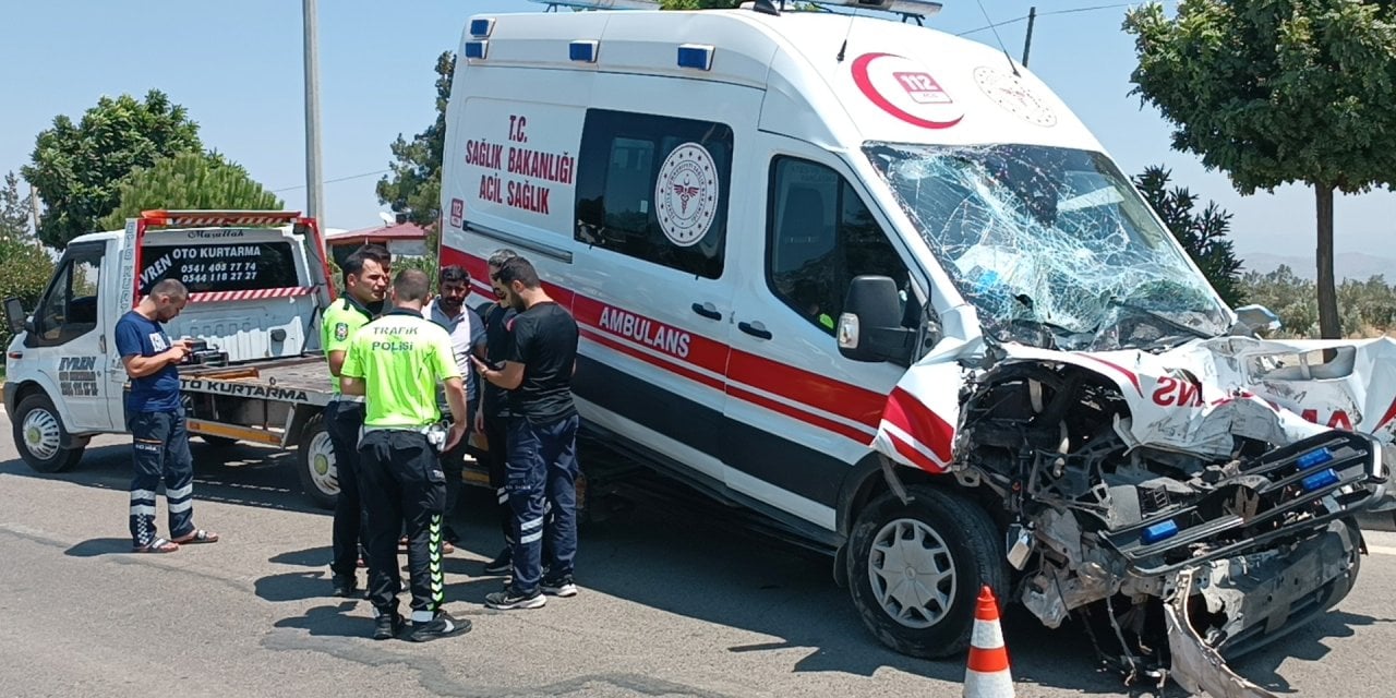 Ambulans tankere çarptı: Feci kazada 3 kişi yaralandı!