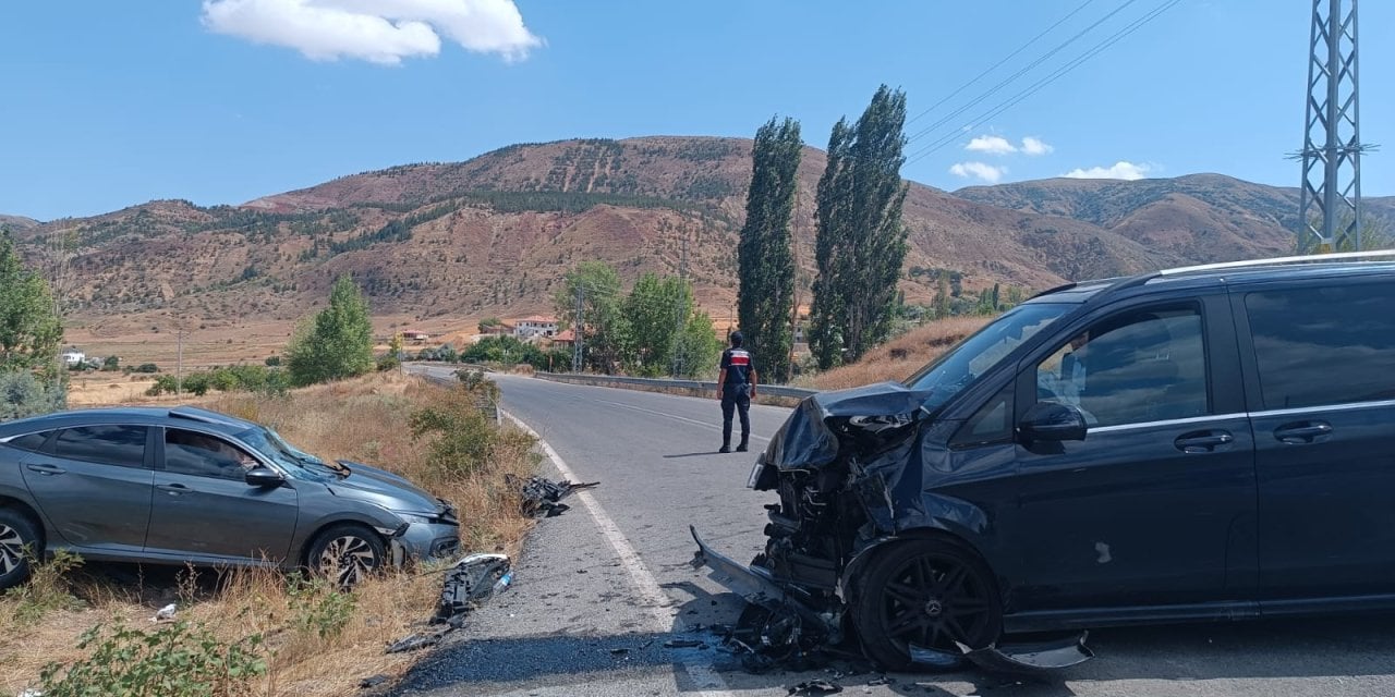 Otomobille minibüs çarpıştı: Feci kazada 7 kişi yaralandı!