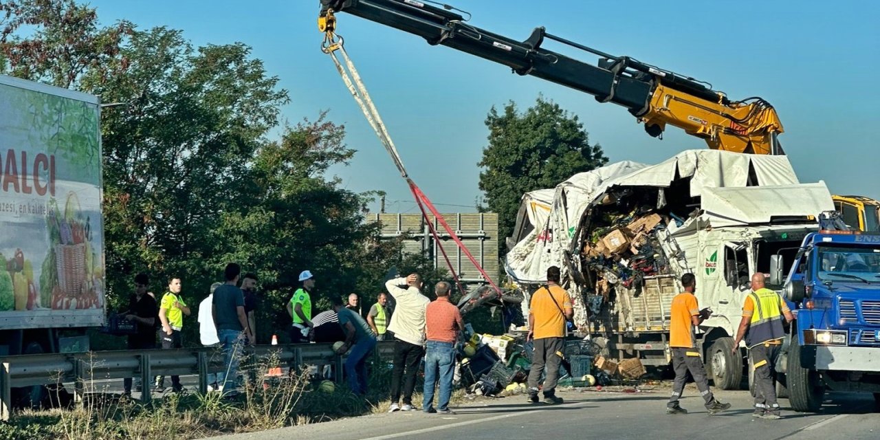 Meyve kamyonu devrildi: Feci kazada kolunu kaybetti!