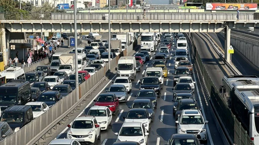 Metrobüs hattındaki çalışma trafiği kilitledi: 45 gün sürecek