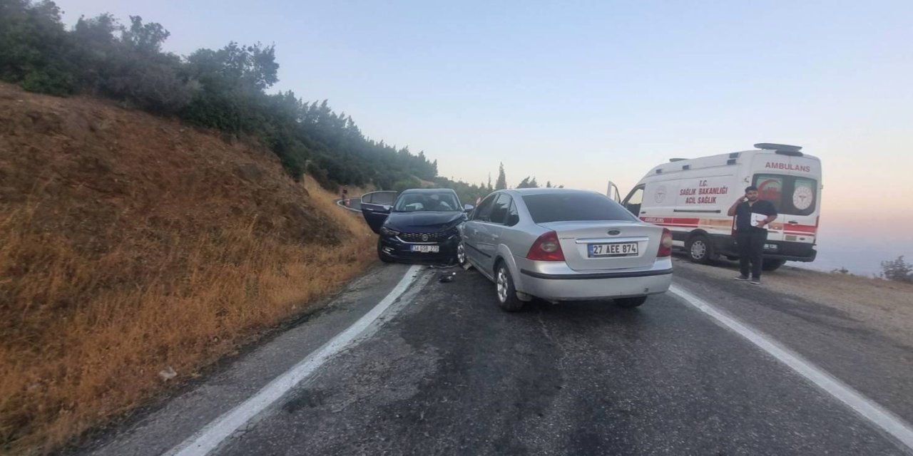 Otomobiller kafa kafaya çarpıştı: Çok sayıda kişi yaralandı!