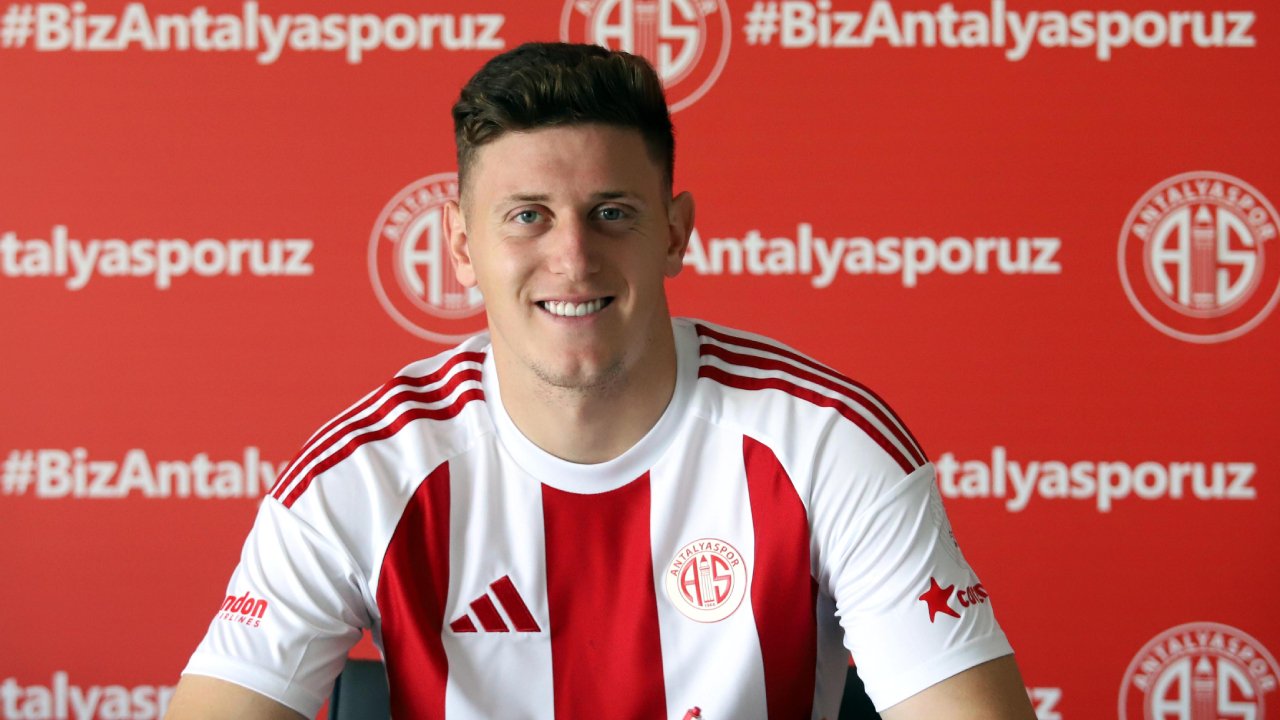 Antalyaspor, Adolfo Julian Gaich için imza töreni düzenledi