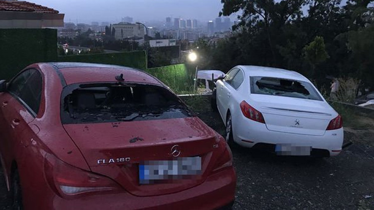 İstanbul'da doludan araçları hasar gören vatandaşlar tamircilere hücum etti