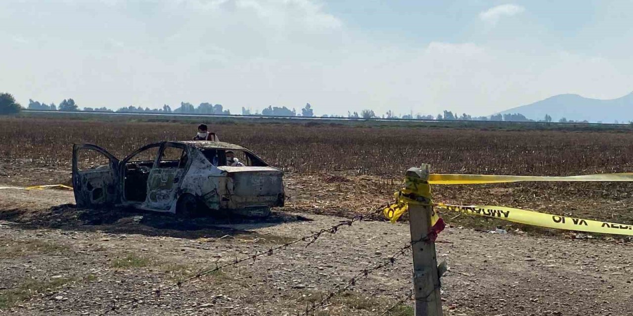 Adana'da yanan otomobilden ceset çıktı