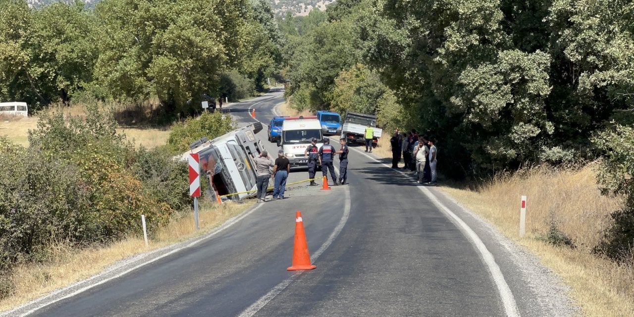 Şarampole devrilen kamyonet can aldı!