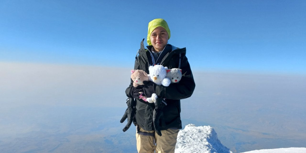 Oyuncak ayıcıklarla Ağrı Dağı'nın zirvesine tırmandı