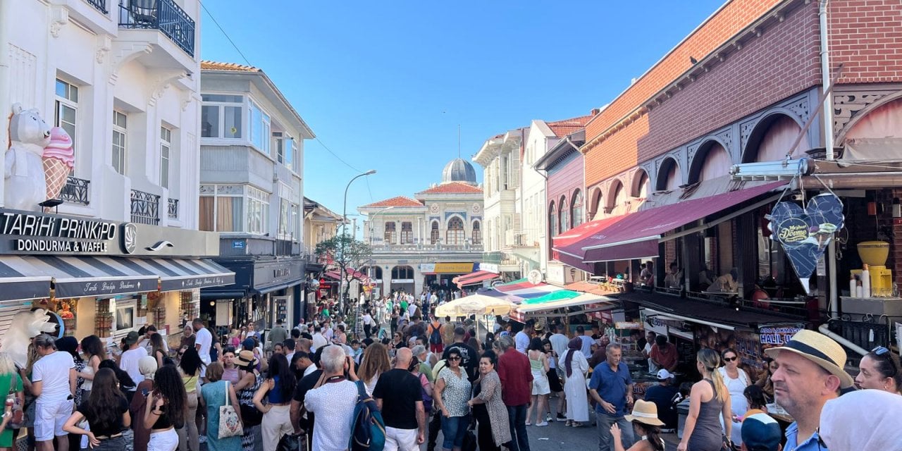 İstanbul'da, sıcak havadan bunalanlar serinlemek için plaj ve parklara akın etti