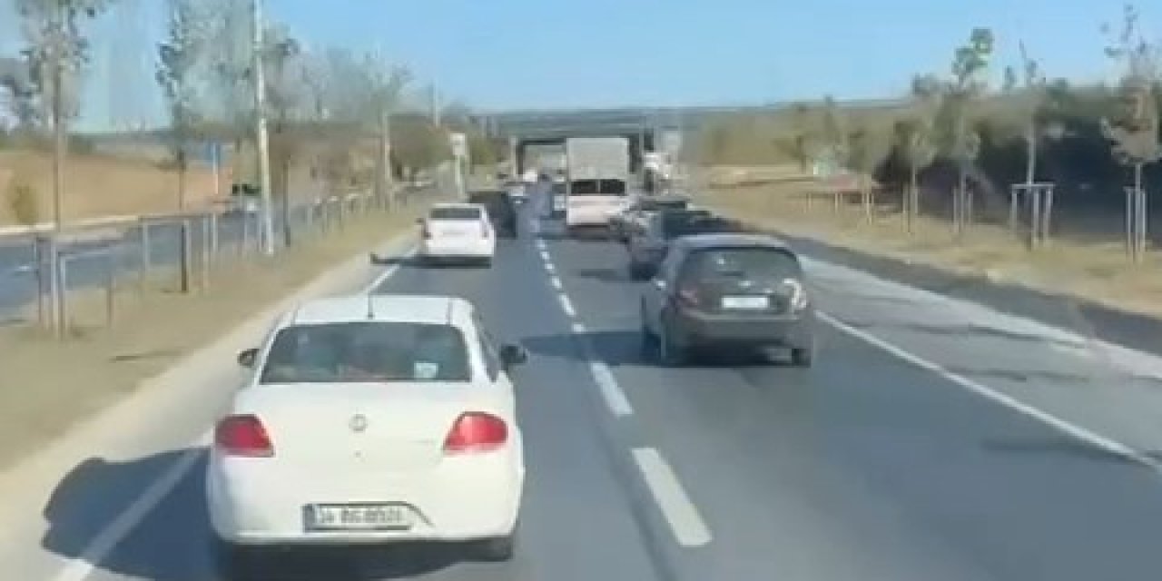 Kamyonete vurdu yolu kilitledi arkasına bakmadan kaçtı!