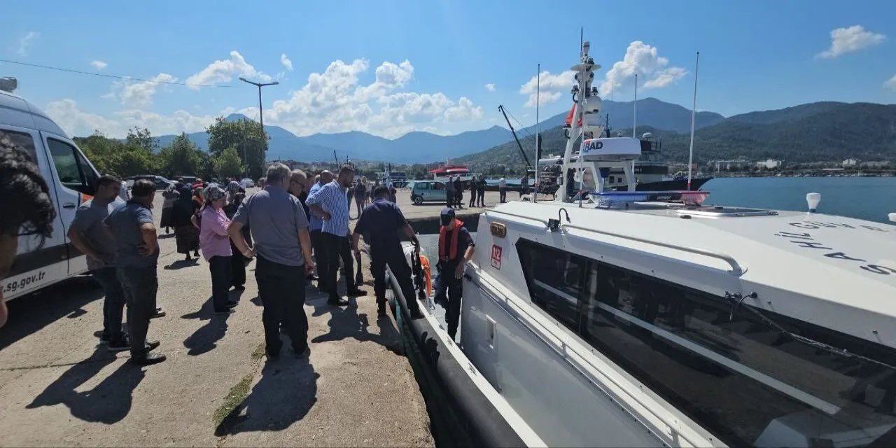 Kastamonu'da batan Maviş teknesi sudan çıkarıldı, kaptan hala kayıp