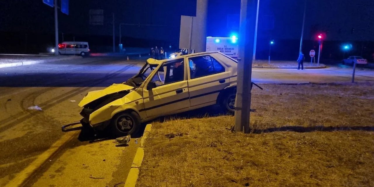 Çorum'da otomobil ve kamyon çarpıştı: 1 ölü, 1 yaralı