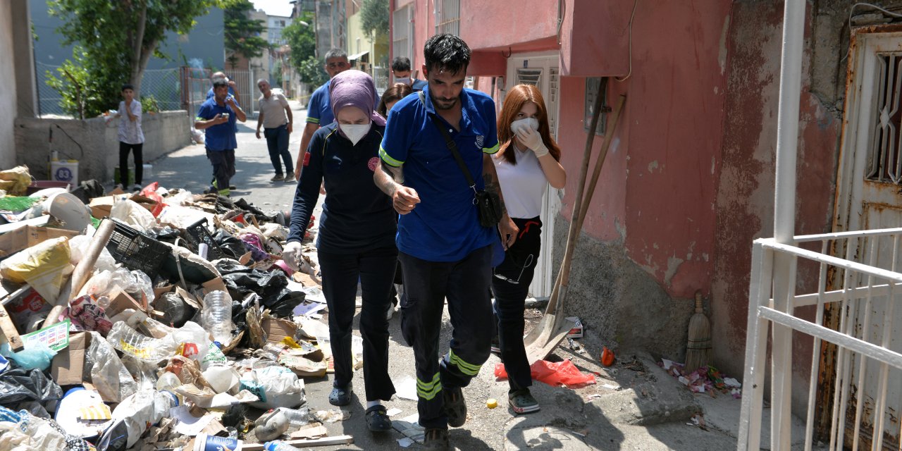 Çöp ev mahalleliyi ayağa kaldırdı: Belediye personeli dayanamadı fenalaştı!