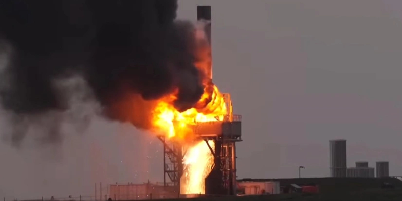 Test edilen uzay roketi alev topuna döndü