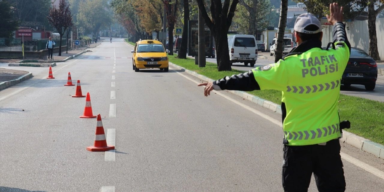 Adana'da trafikte kural ihlali yapan sürücüler dronla belirlendi