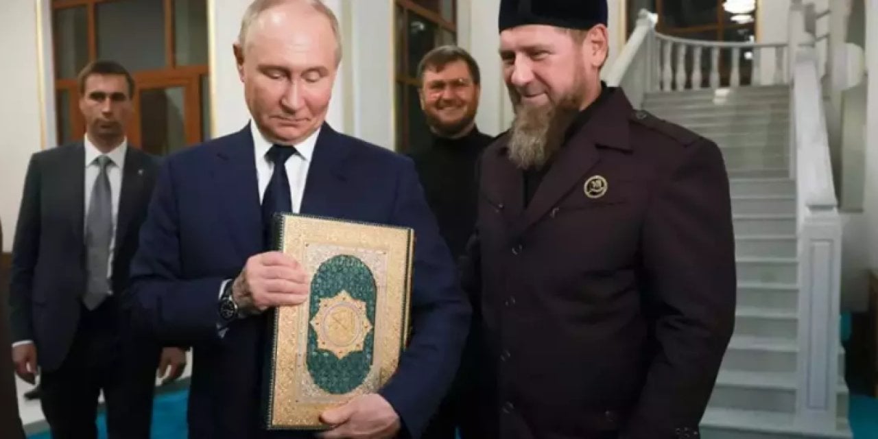 Putin'in Kuran'lı fotoğrafı sosyal medyayı salladı! Önce öptü sonra fotoğraf çekti