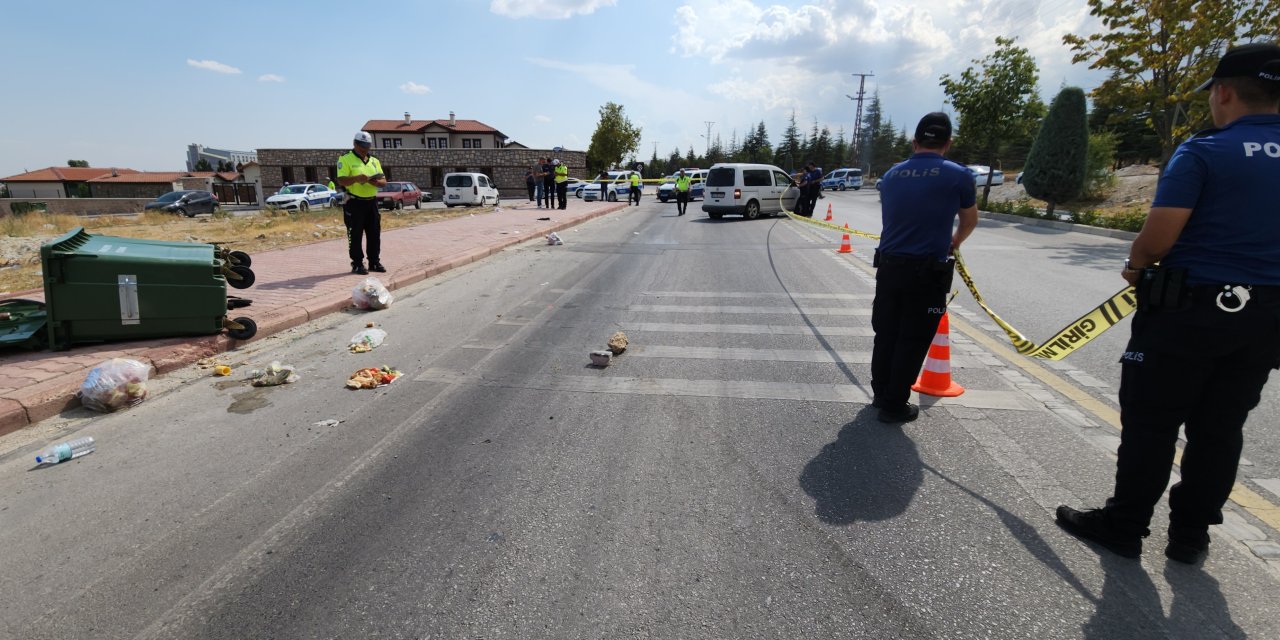 Kediyi ezmemek için manevra yaptı bu sefer kadına çarptı