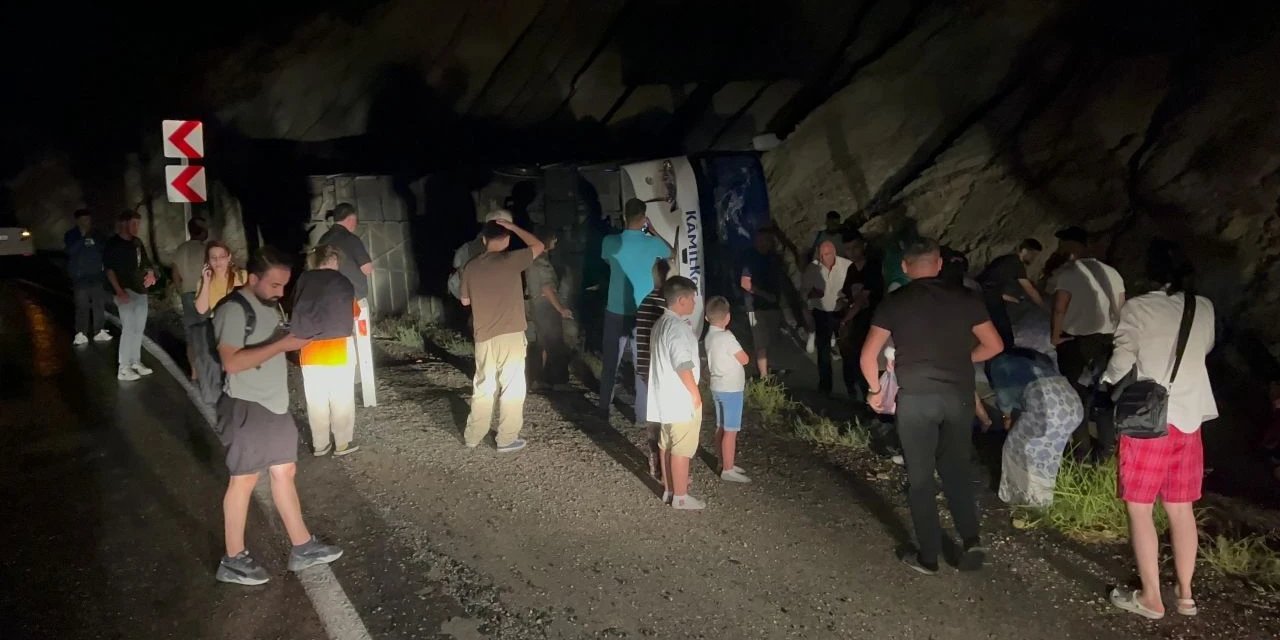 Burdur'da kontrolden çıkan midibüs terminale düştü: 15 yaralı