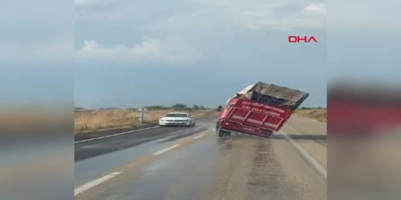 Adana'da domates yüklü kamyon devrildi