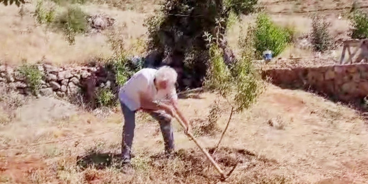 Emekli öğretmen ne köyünü ne öğrencilerini unuttu! O sözleri gözleri yaşarttı