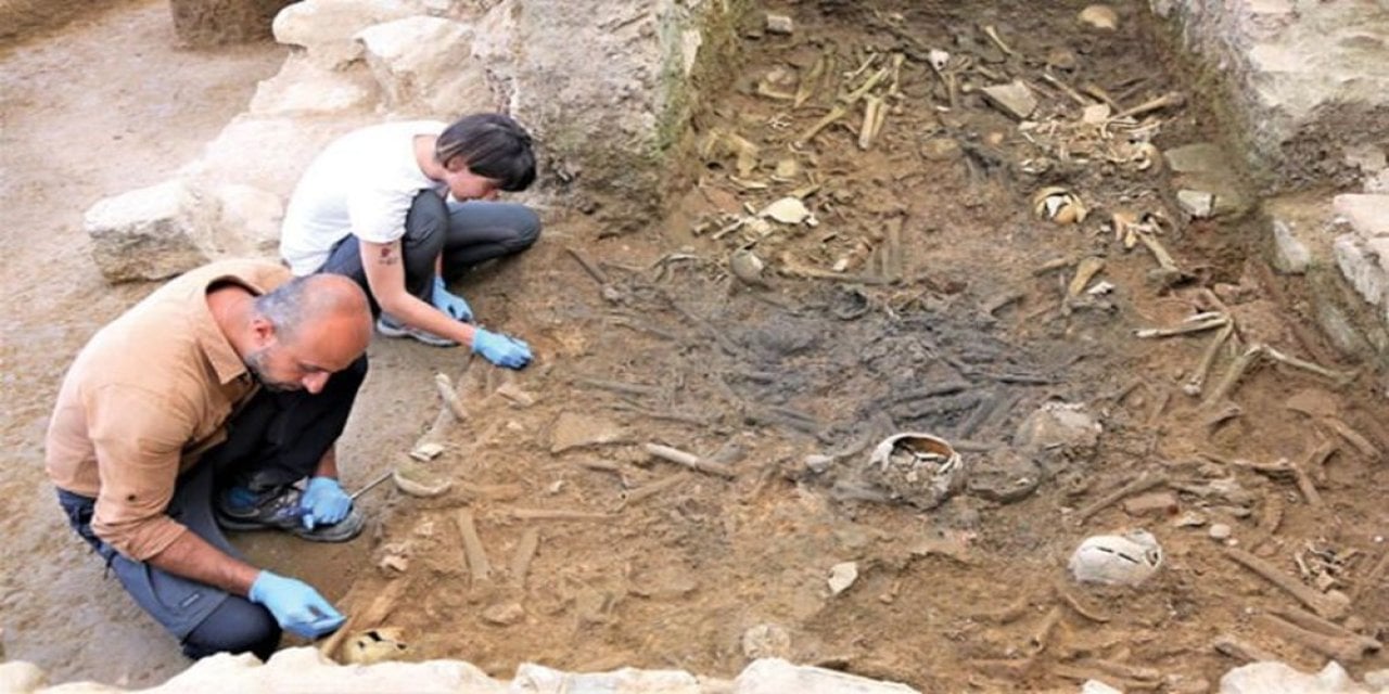 Arkeolog Bilgehan Usta, kazı alanında sahiplendiği sıpaya 'Samal' adını verdi