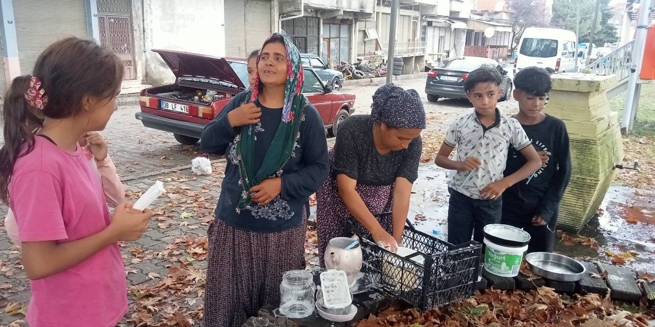 Sağanak nedeniyle tarım işçilerinin kaldığı çadırları su bastı