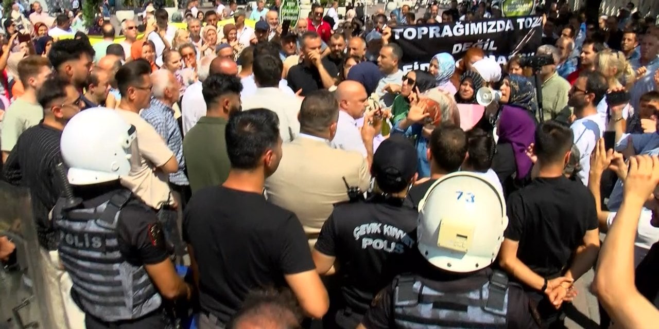 Sultangazi karıştı: Protestoda polis memuru kalp krizi geçirdi!