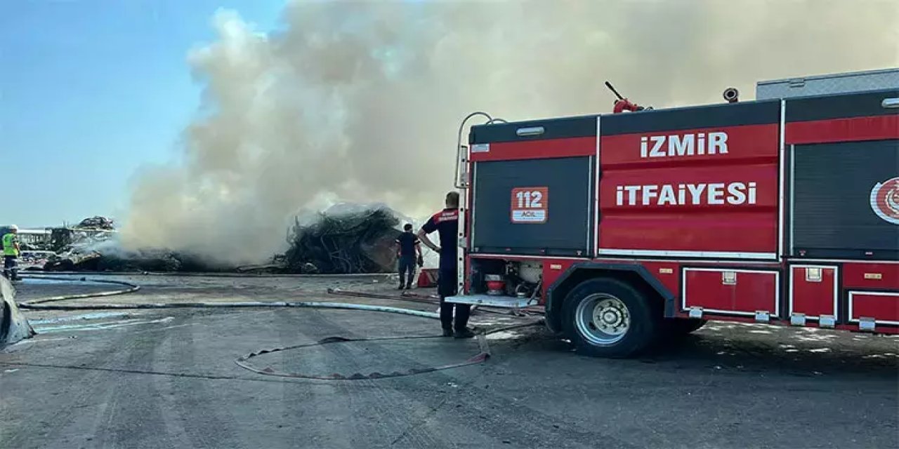 İzmir'de büyük hurdalık yangını!