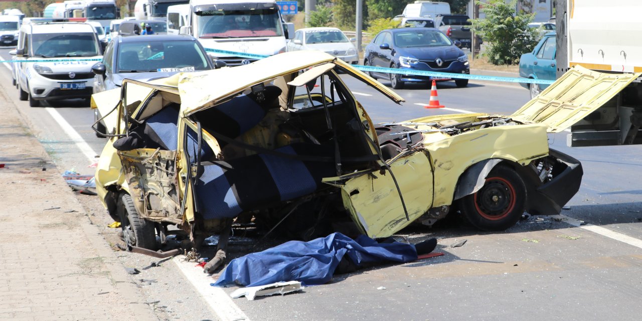 Eskişehir'de otomobil ortadan ikiye bölündü: 1 ölü 3 yaralı